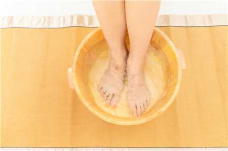 月经期间泡脚可以治疗痛经吗 泡脚对痛经有用吗？